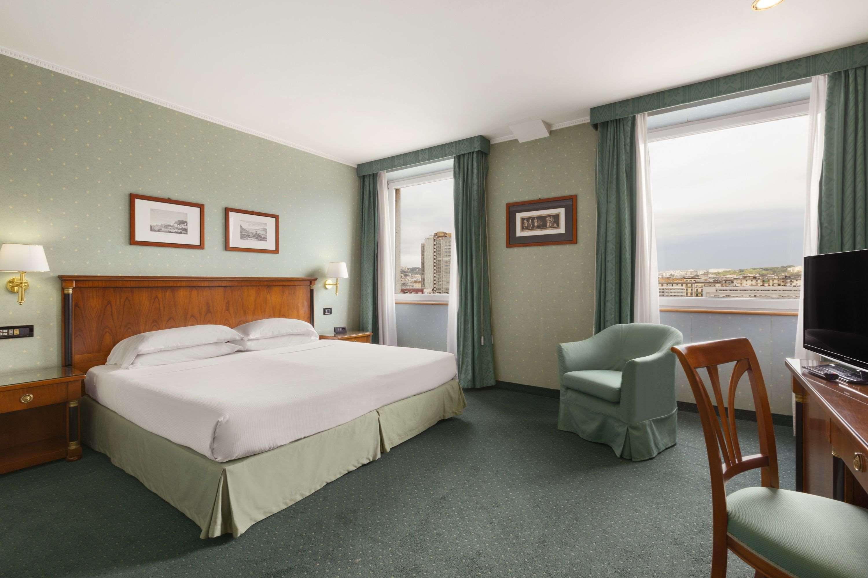รามาดา เนเปิลส์ ซิตี้เซ็นเตอร์ Hotel ภายนอก รูปภาพ