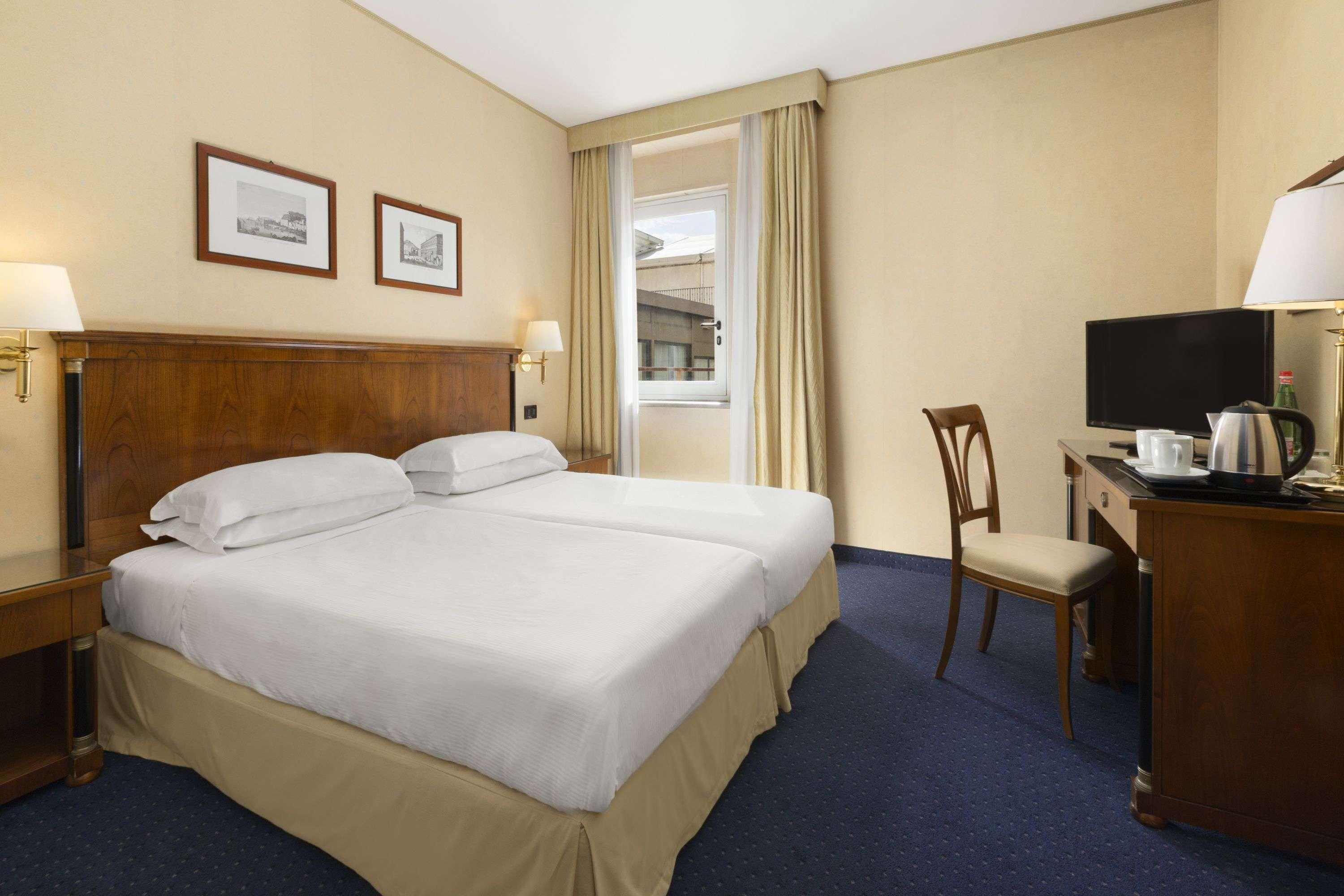 รามาดา เนเปิลส์ ซิตี้เซ็นเตอร์ Hotel ภายนอก รูปภาพ