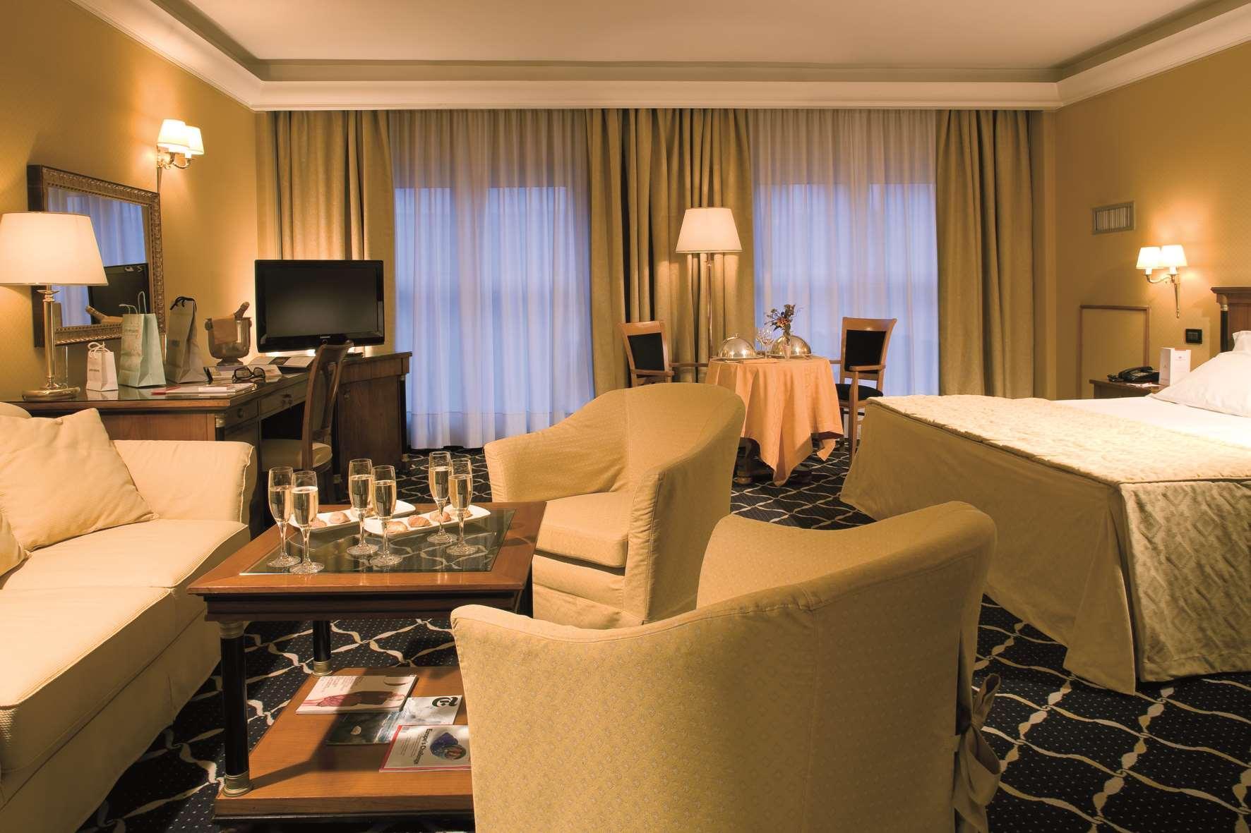 รามาดา เนเปิลส์ ซิตี้เซ็นเตอร์ Hotel ภายนอก รูปภาพ