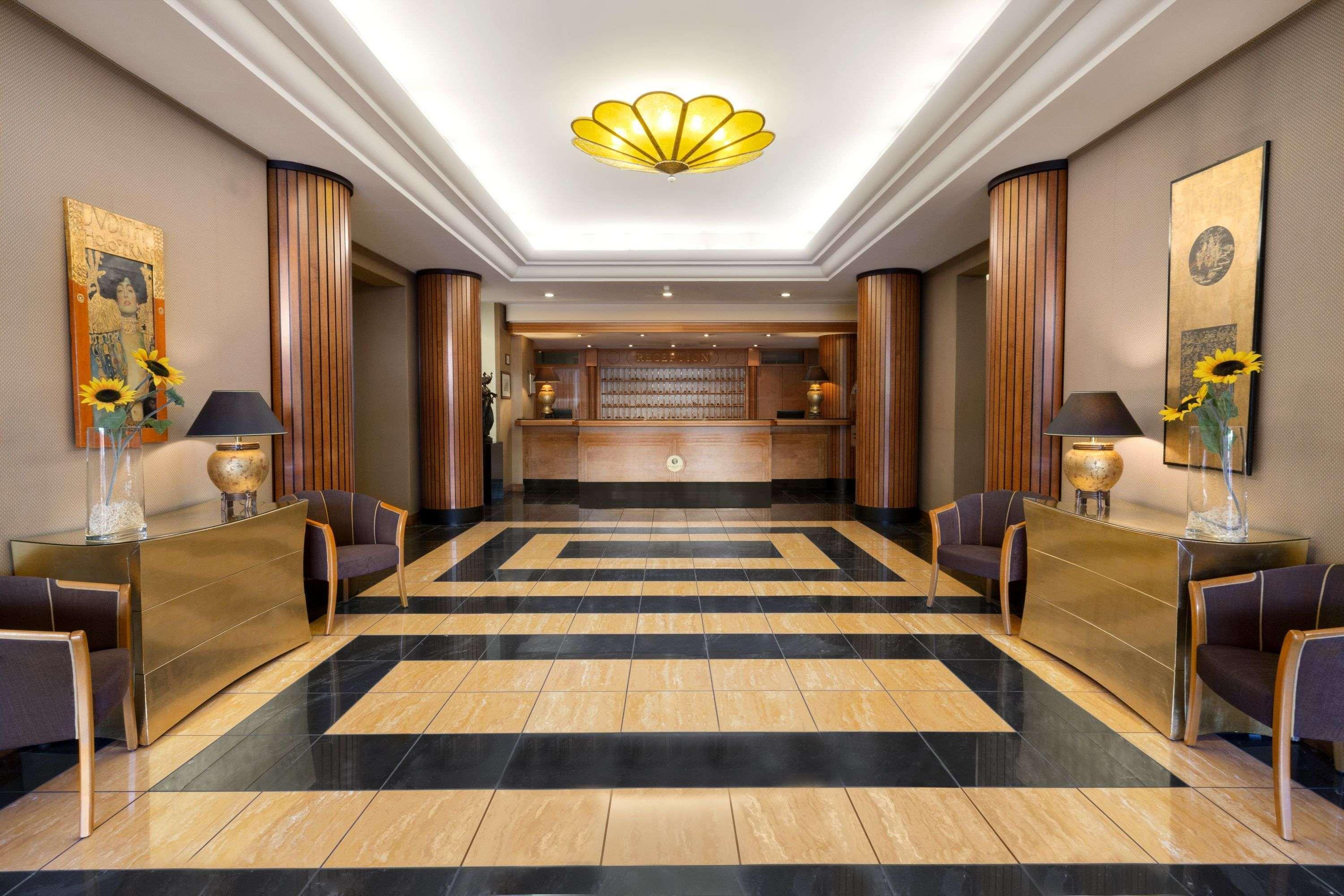 รามาดา เนเปิลส์ ซิตี้เซ็นเตอร์ Hotel ภายนอก รูปภาพ
