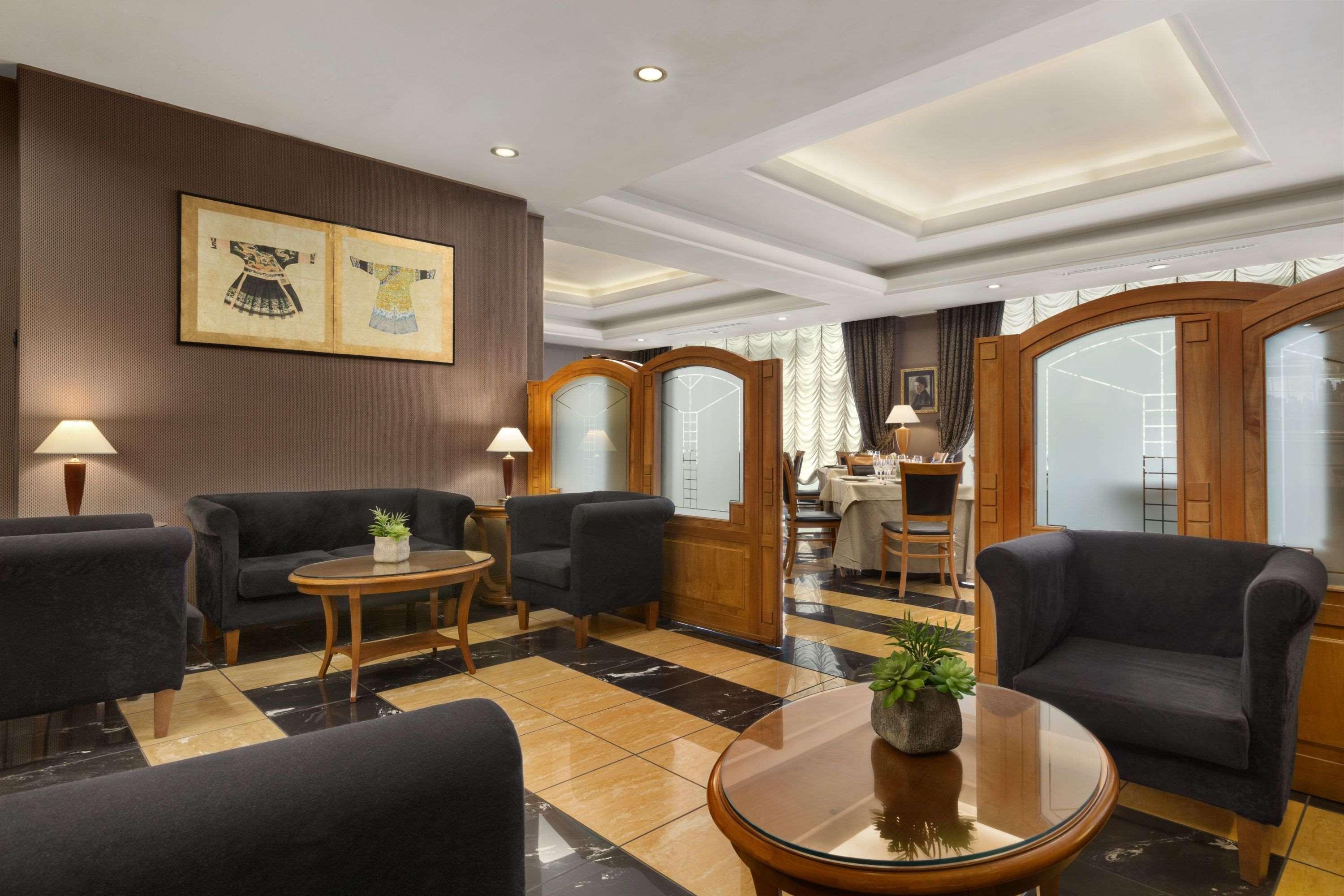 รามาดา เนเปิลส์ ซิตี้เซ็นเตอร์ Hotel ภายนอก รูปภาพ