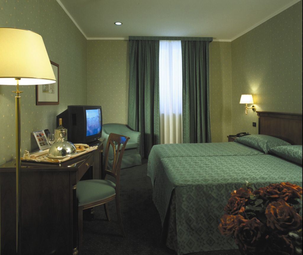 รามาดา เนเปิลส์ ซิตี้เซ็นเตอร์ Hotel ภายนอก รูปภาพ