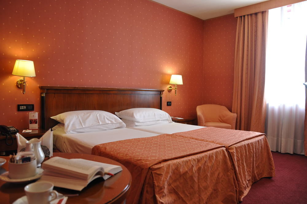 รามาดา เนเปิลส์ ซิตี้เซ็นเตอร์ Hotel ภายนอก รูปภาพ