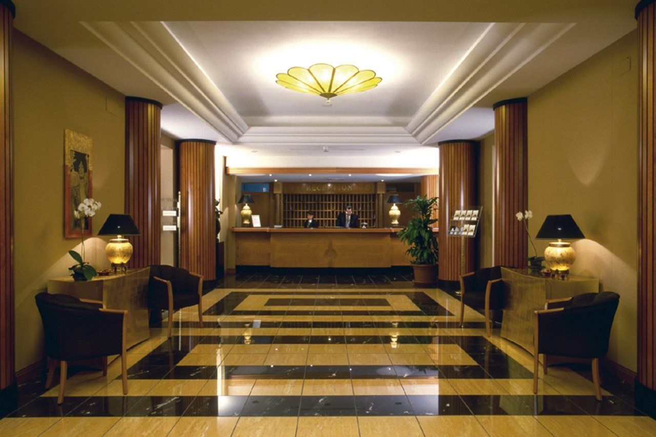 รามาดา เนเปิลส์ ซิตี้เซ็นเตอร์ Hotel ภายนอก รูปภาพ