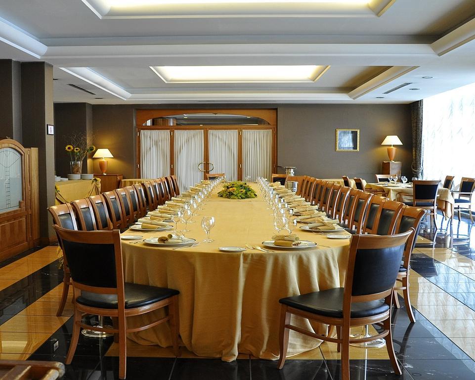 รามาดา เนเปิลส์ ซิตี้เซ็นเตอร์ Hotel ภายนอก รูปภาพ