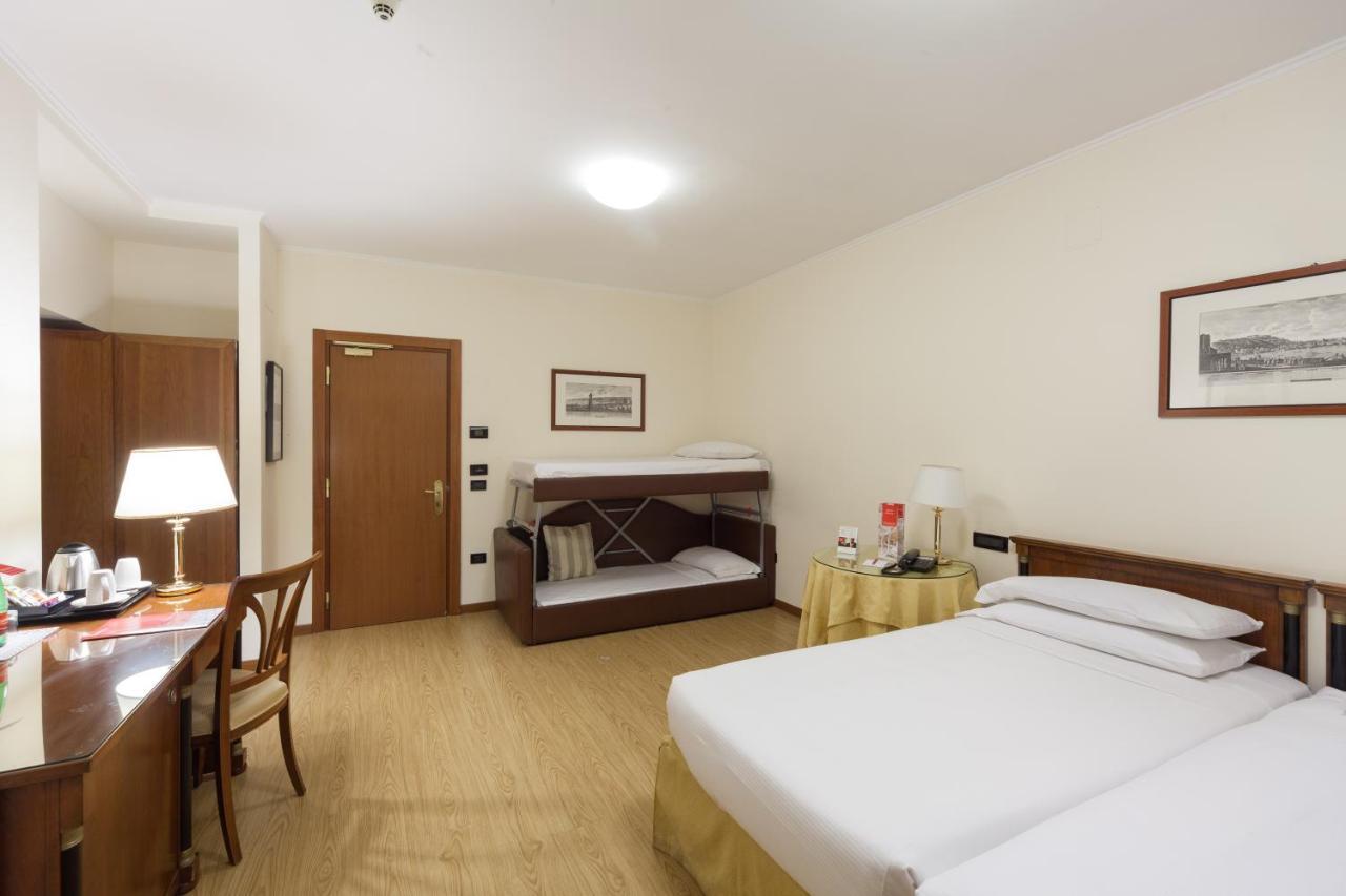 รามาดา เนเปิลส์ ซิตี้เซ็นเตอร์ Hotel ภายนอก รูปภาพ