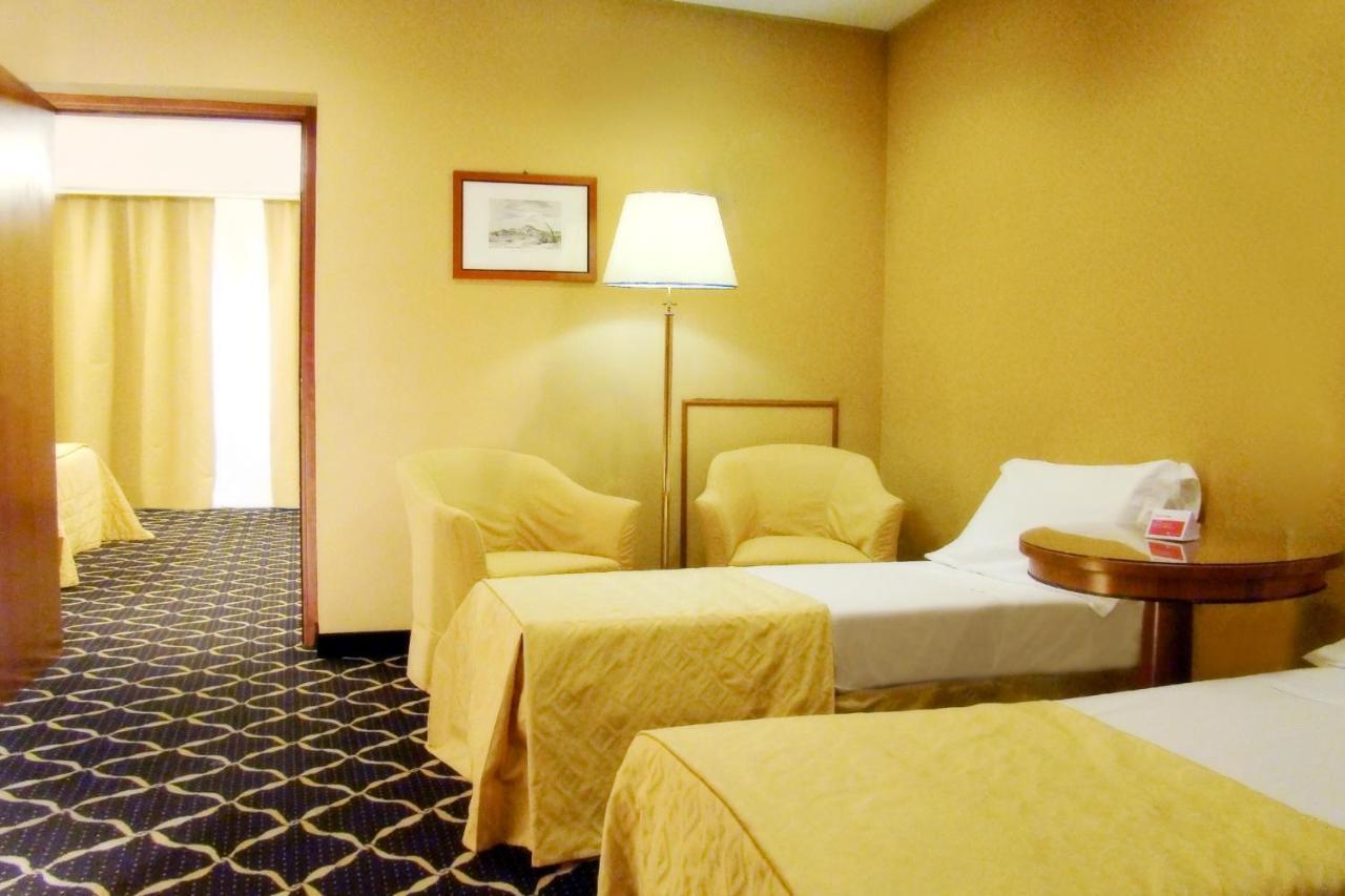 รามาดา เนเปิลส์ ซิตี้เซ็นเตอร์ Hotel ภายนอก รูปภาพ